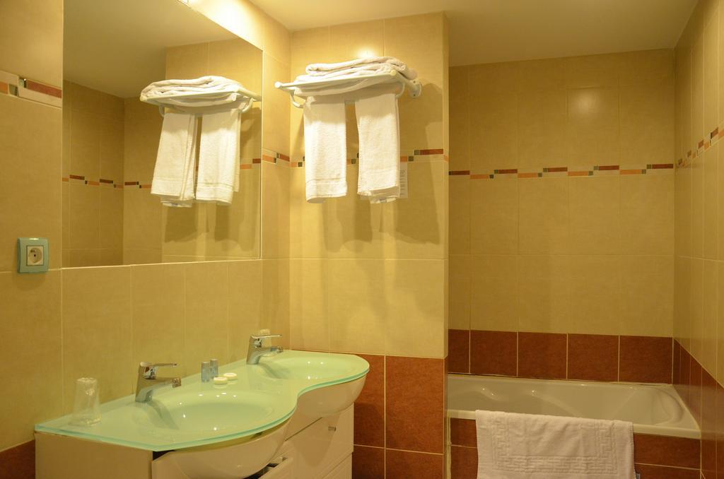 Auberge De Bonpas Logis De France Hotell Avignon Rum bild